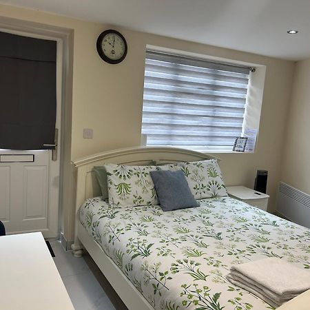 Cozy Studio Near To Tube Station Redbridge Exterior foto
