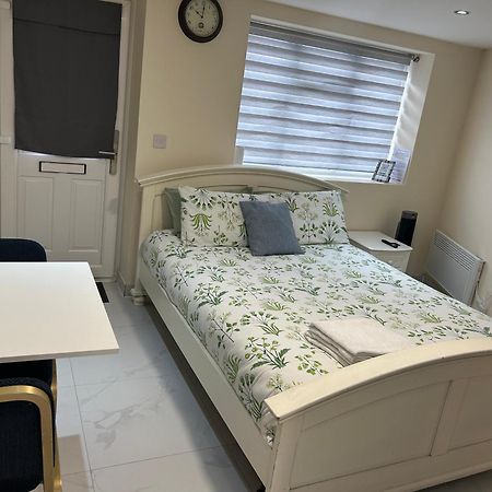 Cozy Studio Near To Tube Station Redbridge Exterior foto